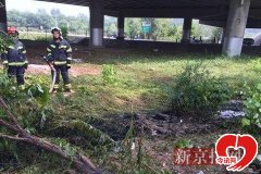 河北牌照油罐车掉头侧翻泄漏 无人员伤亡