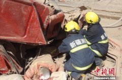 新疆吐鲁番一油罐车侧翻 原油洒满一路(图)