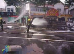 南京：江宁一运载20吨汽油的油罐车 发生侧翻汽油泄漏事件