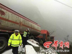 212省道一油罐车侧翻 险蹿入20米深沟