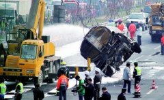 油罐车起火 两人殒命 造成京开高速进京方向主路