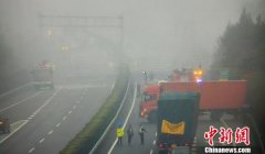 沪昆高速一油罐车爆炸 事故伤亡正核实