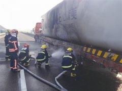 油罐车在高速轮胎爆炸着火 幸好没装汽油