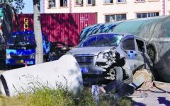 油罐车车体断裂致侧翻压扁两车 司机被困(图)