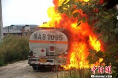 四川绵阳15吨油罐车起火燃烧 成绵乐列车未受影响