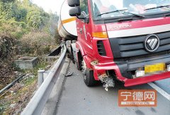沈海高速开车司机犯迷糊 油罐车失控侧翻排水沟