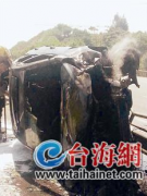 厦门高速上小车追尾前方油罐车 侧翻起火