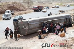 内蒙古乌兰察布油罐车侧翻 柴油遭哄抢(高清组图
