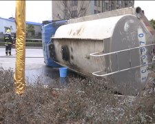 险！油罐车为躲避车辆发生侧翻 5吨柴油泄漏