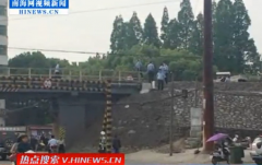 火车撞死穿铁轨女子 - 女子过铁路道口遭火车撞死碾压 - 遭碾压实拍火车撞人穿铁轨遭撞