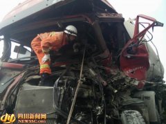 三车相撞油罐车司机被困 绵竹什邡两地消防齐营