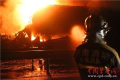 济青高速三车追尾 油罐车起火蔓延200米