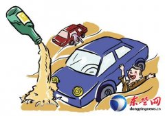 都是酒精惹的祸！酒后丑态百出 害人又害己