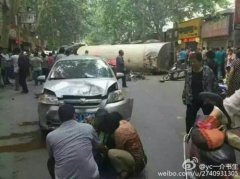 河南偃师一油罐车冲入闹市区 致多人受伤