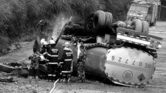 失控油罐车撞山17吨燃油泄漏 消防官兵成功排险