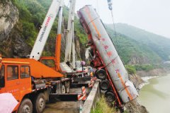 32吨油罐车坠入褒河水库(图)