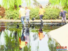 油罐车侧翻致40吨原油泄漏 马路现百米