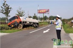 淮南：油罐车侧翻高速公路 交警消防全力救援