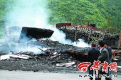 油罐车爆炸引燃6辆车 火苗追着司机跑烧死4人