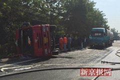 京津高速油罐车掉头侧翻泄漏 无人员伤亡（组图