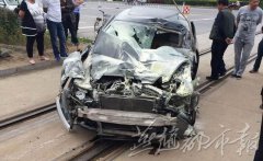 深夜一声巨响 奥迪与火车相撞致一死三伤（高清
