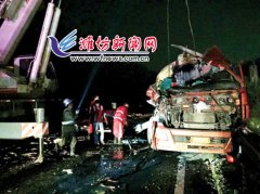 青银高速潍坊段一油罐车追尾 30吨原油泄漏