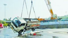 油罐车侧翻 柴油淌一地