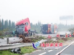 青银高速一路段油罐车侧翻油漏