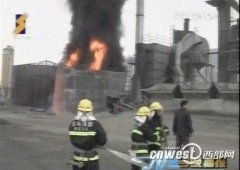 宝鸡某工地油罐泄漏着火 消防官兵紧急救援