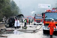 拖挂车翻下高速路 刚好撞燃油罐车(组图)