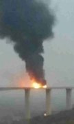 陕西延西高速油罐车爆炸燃烧近两小时