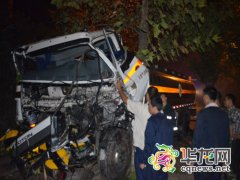 油罐车加油站旁侧翻还漏“油” 消防紧急救援解