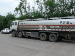 钦州：油罐车高速路上调头 司机被扣12分罚200元