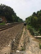 突发：泉州台商区火车与汽车相撞 汽车被推出20多米