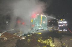 油罐车侧翻沟里开发区消防成功救援
