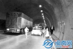 皮卡车隧道内自燃 众人以为油罐车要爆纷纷弃车