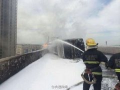陕西西铜高速油罐车侧翻着火 火势凶猛网友称有