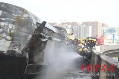 原油罐车侧翻泄漏起火 两地消防联合处置