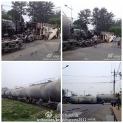 北京一水泥货车与火车相撞致火车车厢侧翻(高清