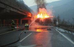绵广高速油罐车被撞起火 致3死1伤(图)