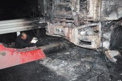 高速路上油罐车突然起火 交警消防及时扑灭(图)