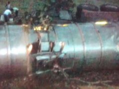 墨西哥一辆油罐车侧翻爆炸致2人死30人伤(图)