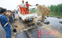 油罐车爆胎撞上隔离带 5吨焦化油洒漏济青高速