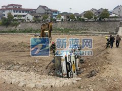富阳：油罐车侧翻发生漏油 围观群众竟然点火吸