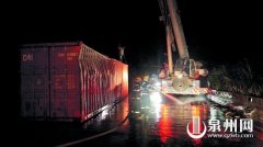永春一货车改成油罐车 运油途中不慎侧翻泄露