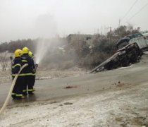 油罐车因路面凝冻侧翻 6吨汽油泄露包围民房(图