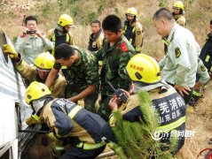 莱芜：客车侧翻人员被困 消防官兵成功施救(组图