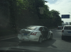 油罐车与私家车的“亲密接触”