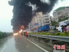 惠州一油罐车侧翻爆炸 100多米绿化带被烧毁