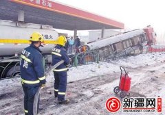 油罐车侧翻加油站旁(图)